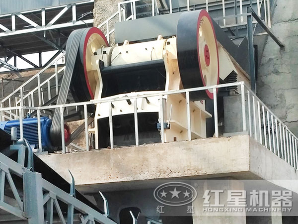 湖南某豆石破碎加工現場:帶顎破機 湖南某豆石破碎加工現場:帶顎破機