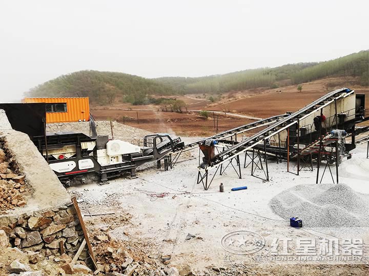 移動(dòng)破碎生產(chǎn)線(xiàn)現(xiàn)場(chǎng),時(shí)產(chǎn)200噸 移動(dòng)破碎生產(chǎn)線(xiàn)現(xiàn)場(chǎng),時(shí)產(chǎn)200噸