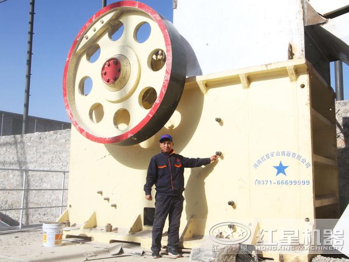 大型環保鄂式破石機生產現場，效果好，用戶評價高