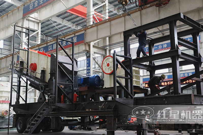 時(shí)產(chǎn)200噸四組合移動(dòng)碎石機(jī) 時(shí)產(chǎn)200噸四組合移動(dòng)碎石機(jī)