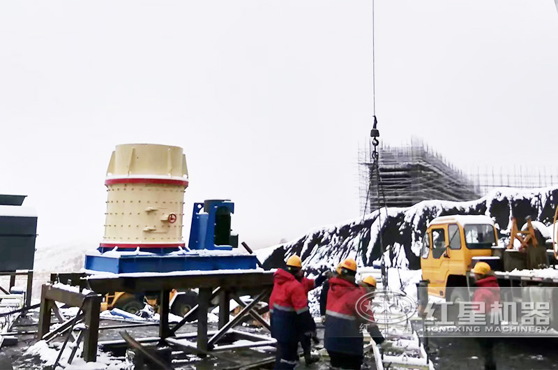 河北時產(chǎn)100噸的立式復(fù)合破碎機安裝現(xiàn)場二 河北時產(chǎn)100噸的立式復(fù)合破碎機安裝現(xiàn)場二