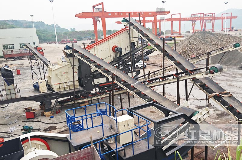 反擊破篩分移動式破碎機現(xiàn)場 反擊破篩分移動式破碎機現(xiàn)場