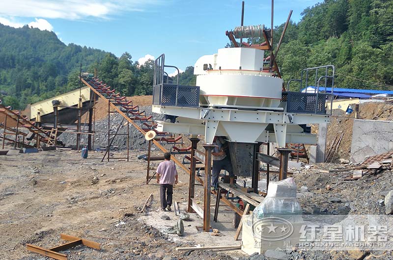 時產(chǎn)350噸制砂機安裝現(xiàn)場 時產(chǎn)350噸制砂機安裝現(xiàn)場