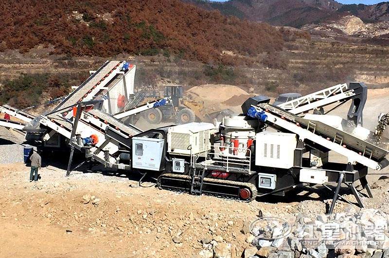 三臺(tái)作業(yè)的建筑垃圾破碎站 三臺(tái)作業(yè)的建筑垃圾破碎站