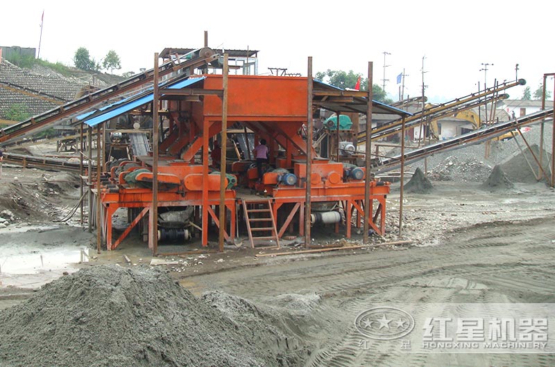 對輥式制砂機(jī)生產(chǎn)現(xiàn)場 對輥式制砂機(jī)生產(chǎn)現(xiàn)場