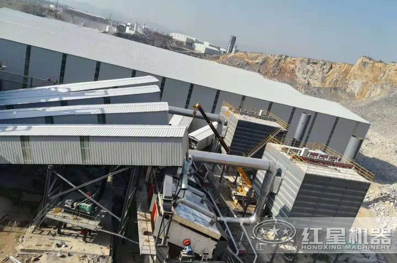 密封式石灰巖破碎生產線現場 密封式石灰巖破碎生產線現場