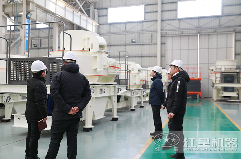 客戶來廠考察青石破碎機(jī)器 客戶來廠考察青石破碎機(jī)器