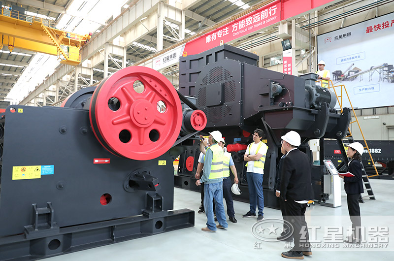 客戶來(lái)廠考察顎式破碎機(jī)設(shè)備 客戶來(lái)廠考察顎式破碎機(jī)設(shè)備