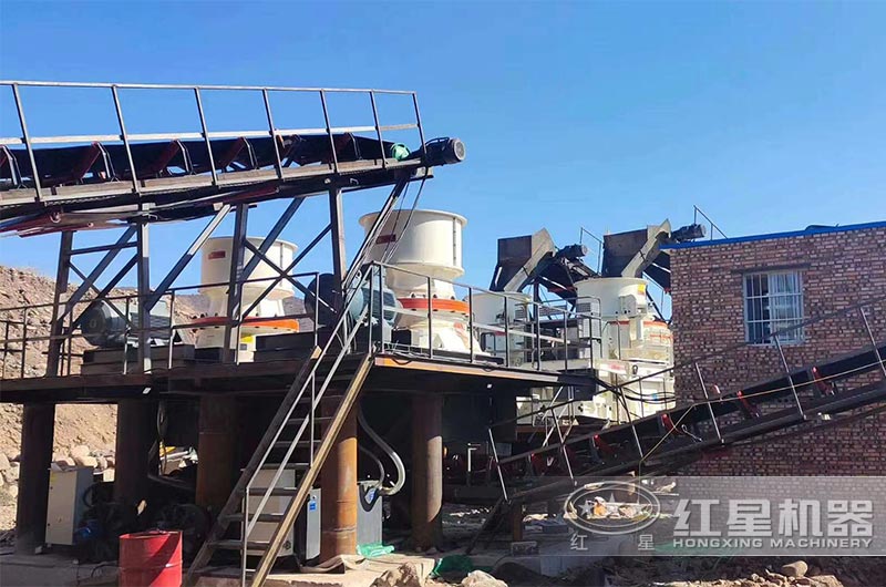 圓錐破碎機(jī)作業(yè)現(xiàn)場 圓錐破碎機(jī)作業(yè)現(xiàn)場