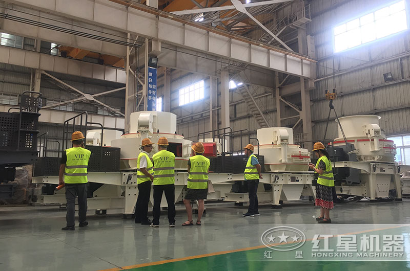 客戶一行來廠考察鵝卵石沖擊破碎機(jī) 客戶一行來廠考察鵝卵石沖擊破碎機(jī)