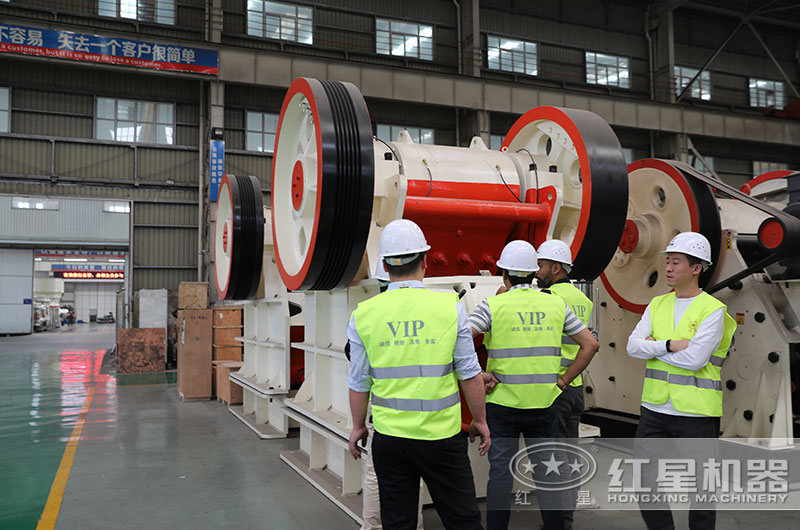 客戶來廠考察鄂破機設備 客戶來廠考察鄂破機設備