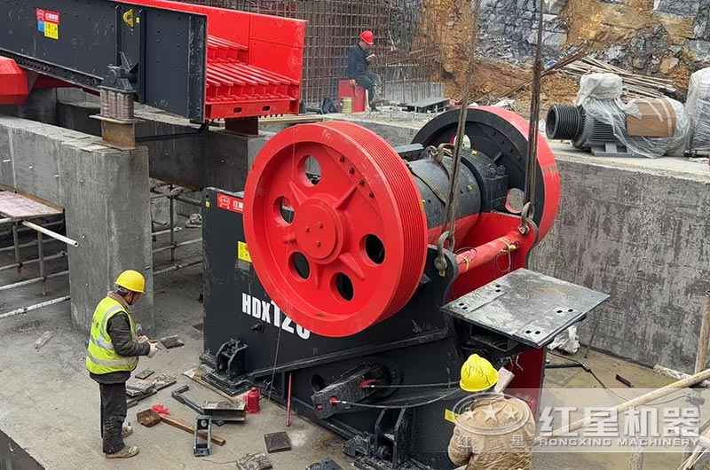 鄂式破碎機安裝現(xiàn)場 鄂式破碎機安裝現(xiàn)場