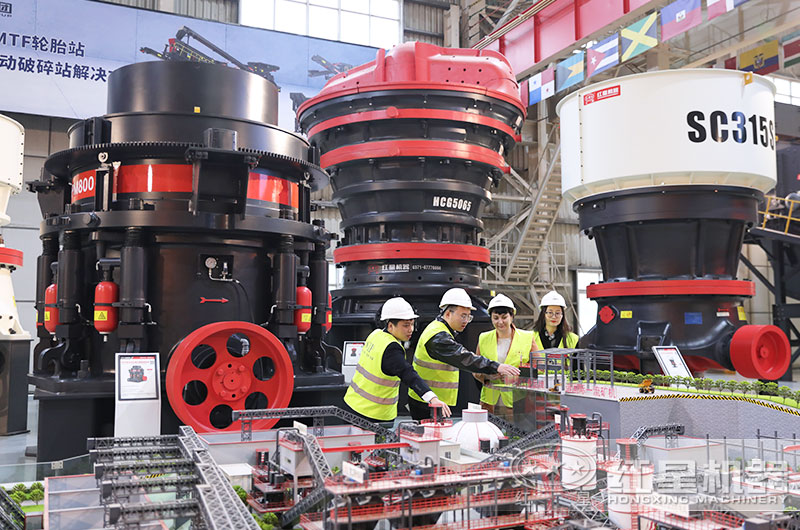 客戶(hù)來(lái)廠考察旋回破碎機(jī)設(shè)備 客戶(hù)來(lái)廠考察旋回破碎機(jī)設(shè)備